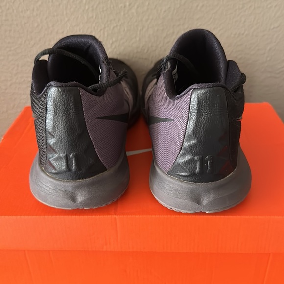 Black Kyrie Flytrap 1. Size 10.5 - Picture 4 of 5